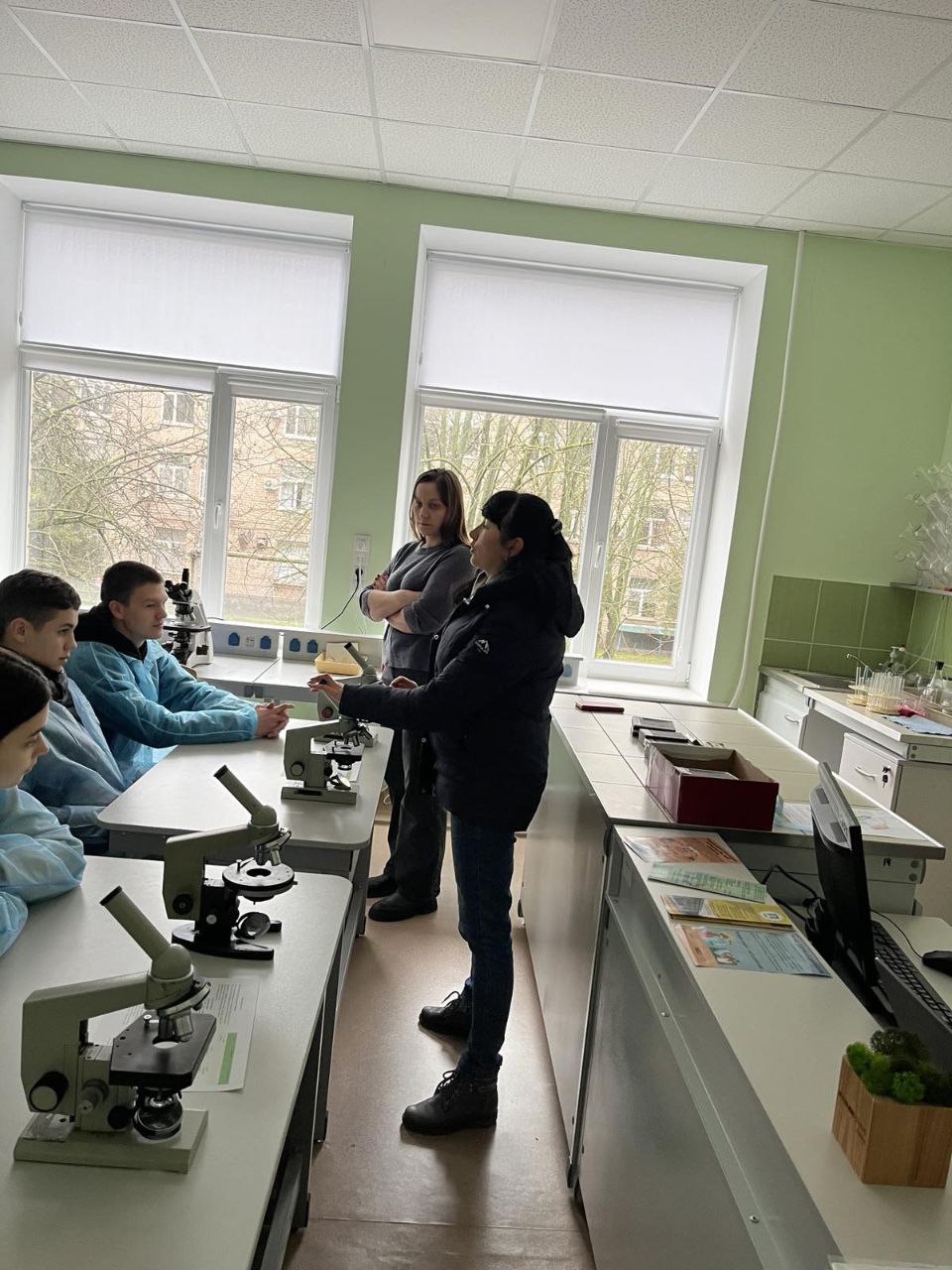 photo 5328138206546956086 y